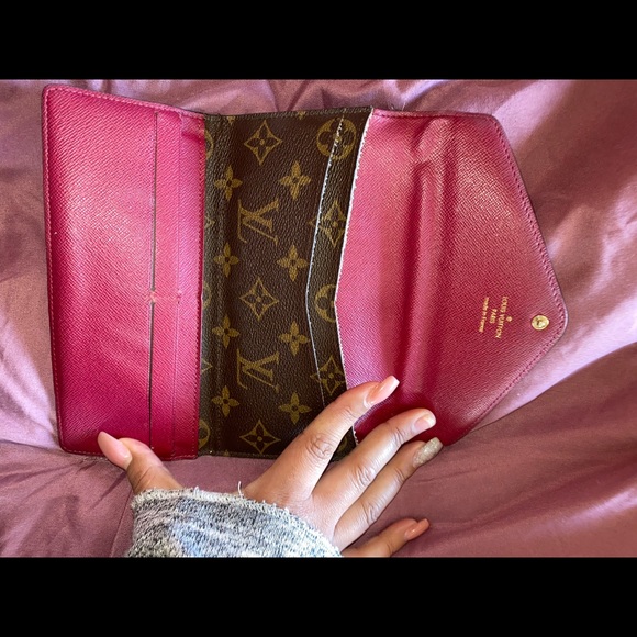 LV Josephine Wallet in the color Berry. In good condition,has minor wear&tear. - Picture 6 of 6